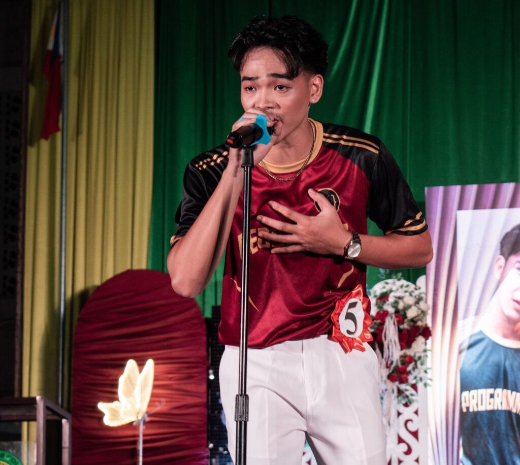 ๐๐ฅ๐ข๐ญ๐ณ ๐๐ง๐ ๐๐ฅ๐๐ฆ๐จ๐ฎ๐ซ: ๐๐จ๐ฅ๐ฅ๐๐ ๐ ๐จ๐ ๐๐จ๐ฆ๐ฉ๐ฎ๐ญ๐๐ซ ๐๐ญ๐ฎ๐๐ข๐๐ฌ ๐๐ฐ๐ง๐ฌ ๐ญ๐ก๐๐ข๐ซ ๐๐ข๐ ๐ก๐ญ